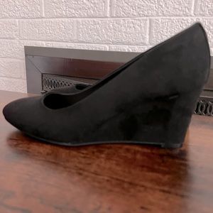 Kelly & Katie Stefia Black Suede Wedge Pump - NIB Sz 8